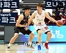 '두목 호랑이' 이승현, '슈퍼루키' 하윤기에게 한 수 가르치다 [유진형의 현장 1mm]