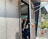 최지우, 문틈으로만 봐도 공주 미모..컨테이너 대기실의 지우히메
