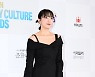 강지영, '검은 종잇장 스타일에 도화지 피부' [사진]