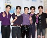 뉴이스트, '훈훈한 손인사' [사진]