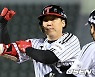 적시타 뽑아낸 김현수, '으쌰으쌰' [사진]