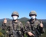 육군22사단 쌍호여단 오준표·이재원 병장 전우애 '후끈'