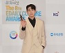 [포토] 윤박 '시크한 손인사'