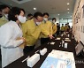 식약처 방문해 LDS주사기 설명 듣는 김부겸 총리
