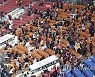 '백신패스' 도입, 활기 되찾은 야구장