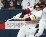 '김웅빈 대타 3점포' 키움, LG 추격 따돌리고 승률 5할 복귀