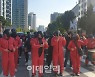 [포토]민주노총 집회에 등장한 '오징어게임' 수트