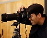 손흥민, 진짜 카메라로 '찰칵 시그니처'..프로필 촬영 분위기 이끌어