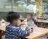 '총파업으로 급식중단' 빵·쥬스 먹는 초등학생들