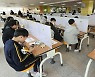 전국 학교비정규직노조 총파업으로 인한 대체 급식 먹는 학생들