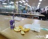 빵으로 점심 먹는 초등학생