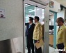 '학교 비정규직 파업' 초교 방문한 정종철 교육차관