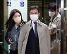 조사 받은 후 귀가하는 김만배