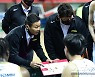 드디어 첫 승 LG 조성원 감독, "벤치에서 들어가는 선수들마다 제 몫했다"