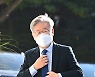 '국감 2차전' 위해 경기도청 출근하는 이재명 지사 [TF사진관]