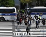 차벽 사이로 걷는 시민들 [포토]