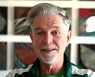 '오징어 게임' 초록색 체육복 입고 실적 발표한 넷플릭스 CEO