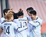 [포토] 윤일록의 득점을 축하해 주는 울산 선수들