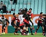 포항 12년만에 ACL 결승행..승부차기 끝에 울산 꺾어