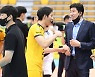 '데뷔전 승리' 후인정 KB손보 감독 "한 경기 했지만 너무 힘들어"