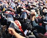 이중 마스크 vs 십자 차벽..민주노총 서대문 사거리 기습 집결