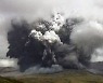 일본 활화산 아소산 분화..화산재·연기 3.5km 치솟았다