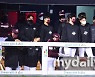 [MD포토] 긴장된 표정의 키움 '아슬아슬'