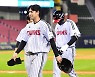 [MD포토] 아쉬움에 고개숙인 홍창기와 이재원