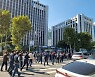 [포토뉴스] 경찰청 앞 도로도 '무법지대'..민주노총 집결 중