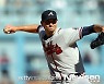 모튼, NLCS 3차전 5이닝 2실점..불안했지만 역할 다했다