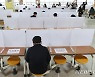 빵과 주스 등 대체식으로 점심먹는 학생들