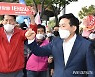 지지자들과 인사 나누는 원희룡 후보