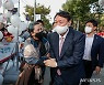 지지자들과 인사 나누는 윤석열 후보