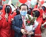 '오징어 게임' 지지자들과 기념촬영하는 홍준표