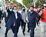 지지자들 향해 손 들어 인사하는 홍준표