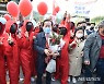 '오징어 게임' 지지자들과 기념촬영하는 홍준표