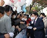 지지자들과 인사 나누는 윤석열