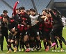 '4강전 승리하고 환호성 지르는 포항 스틸러스'
