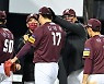 홍원기 감독, '김태훈, 수고했어' [사진]