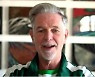 '오징어게임' 초록색 체육복 입고 실적 발표한 넷플릭스 CEO