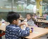 샌드위치 먹는 초등학생들