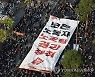 퍼포먼스 벌이는 총파업 참가자들