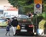 불법 주정차 차량을 피해