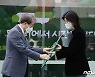 초록우산 선물 받는 채정안