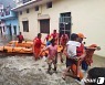홍수 피해 주민 대피시키는 인도 국가재난대응군