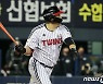 적시타 치는 김현수