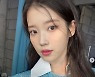 아이유만 소화할 수 있는 드레스.."하늘색이 잘 받긴 하네~" 귀여운 너스레