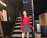 이유비, '165cm·45kg'라더니 롱부츠도 '헐렁'..츄러스 먹방에도 늘씬하네