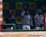 [포토] 쫓기는 두산, 답답한 김태형 감독