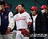 [포토] 김강민, 팀 1500승 함께 한 베테랑